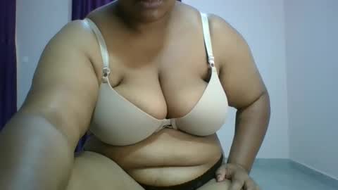 Snapshot of curvy_essie chatting on 02/25/25, 10:04 Essie online show from 02/25/25, 10:04