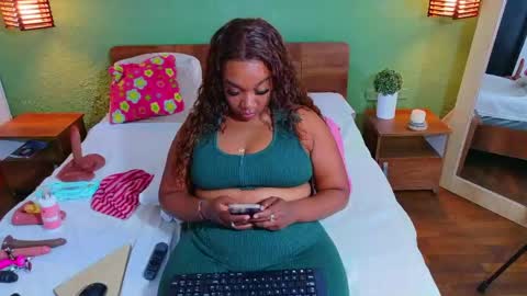 Snapshot of curvyebonyy_ chatting on 05/16/26, 05:23 Danna online show from 05/16/26, 05:23