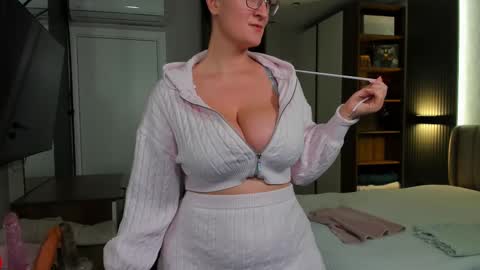 CurvyJules online show from 02/12/25, 04:33