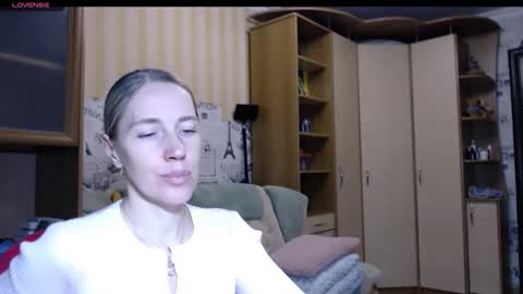 cute_lion_ online show from 11/28/25, 05:48