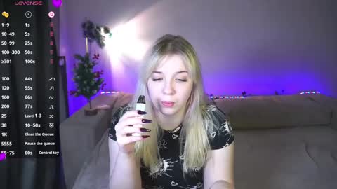 Snapshot of cute_sharloti chatting on 01/15/25, 01:12 Sasha online show from 01/15/25, 01:12