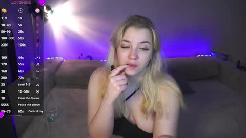 Snapshot of cute_sharloti chatting on 01/17/25, 07:19 Sasha online show from 01/17/25, 07:19