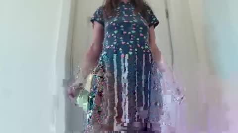 Snapshot of cuteangelx chatting on 10/21/25, 09:21 Anne-Marie online show from 10/21/25, 09:21