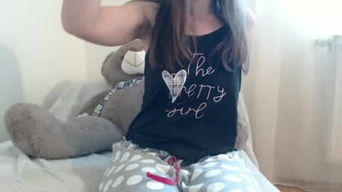 Snapshot of cuteangelx chatting on 10/22/25, 07:30 Anne-Marie online show from 10/22/25, 07:30