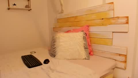 cuteeliza1 online show from 10/22/25, 07:08