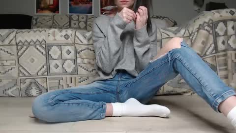 Snapshot of cuteemouse chatting on 12/11/24, 04:42 Anna online show from 12/11/24, 04:42