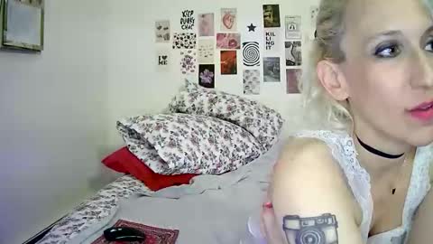 Snapshot of cutefemme chatting on 11/07/25, 06:24 Bella online show from 11/07/25, 06:24