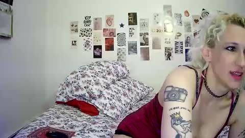 Snapshot of cutefemme chatting on 11/08/25, 06:13 Bella online show from 11/08/25, 06:13