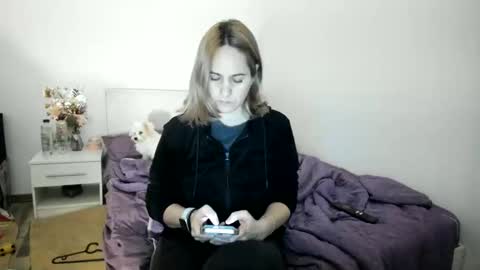 Snapshot of cutehana chatting on 12/18/25, 03:07 MADY online show from 12/18/25, 03:07