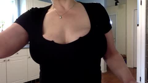 Snapshot of cutenlittle28 chatting on 09/22/25, 06:10 CuteNlil online show from 09/22/25, 06:10