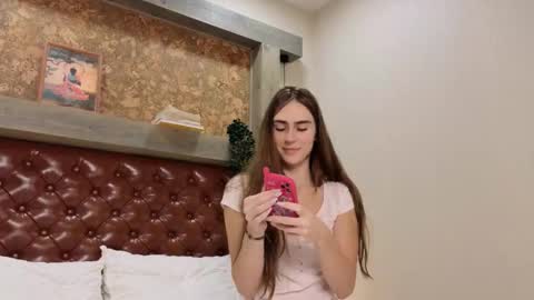 Snapshot of cuterebelious chatting on 10/23/25, 01:54 Kim online show from 10/23/25, 01:54