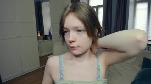 Snapshot of cuty_petite chatting on 04/27/26, 06:22 Anne online show from 04/27/26, 06:22