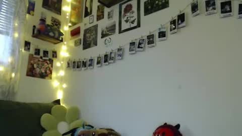 Snapshot of cypresskneez chatting on 05/15/26, 02:13 cypresskneez online show from 05/15/26, 02:13