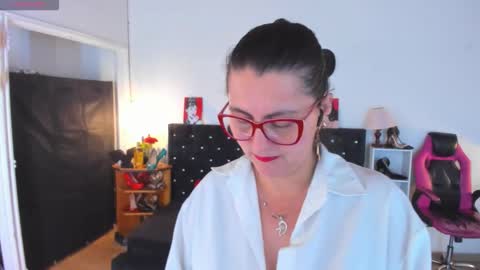 Mia  online show from 11/21/25, 12:59