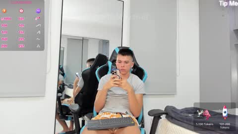 Snapshot of daddyrich4u chatting on 10/15/25, 12:33 daddyrich4u online show from 10/15/25, 12:33