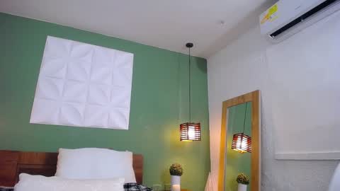 Snapshot of daddys_little_secrett chatting on 01/11/25, 05:07 Valen online show from 01/11/25, 05:07