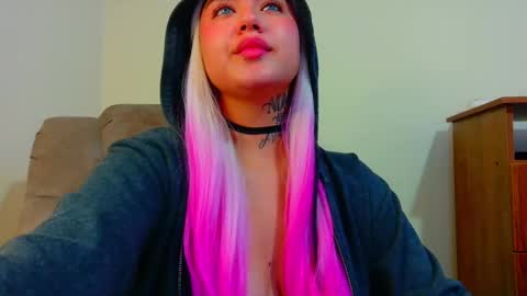 Snapshot of daddys_little_secrett chatting on 10/13/25, 03:39 Valen online show from 10/13/25, 03:39