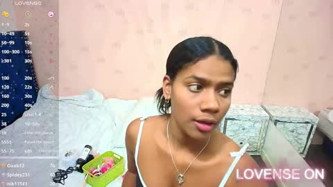 Snapshot of daddysneakinme chatting on 01/12/25, 07:53 Anny online show from 01/12/25, 07:53