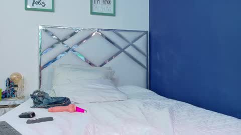 Snapshot of daddysneakinme chatting on 02/15/25, 06:01 Anny online show from 02/15/25, 06:01