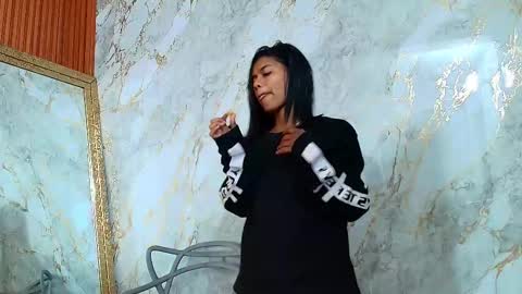 Snapshot of daddysneakinme chatting on 03/04/25, 11:11 Anny online show from 03/04/25, 11:11