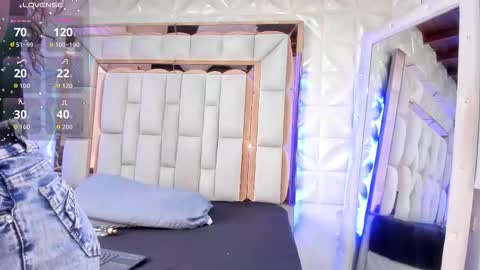 Dafnee online show from 12/19/25, 12:23