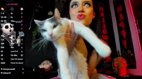 Snapshot of dahlia_darkwood chatting on 10/19/25, 04:57 Dahlia online show from 10/19/25, 04:57