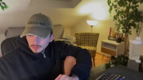 Snapshot of daimon_hall chatting on 12/14/25, 01:11 Daimon online show from 12/14/25, 01:11