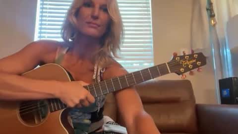 Snapshot of daisy9kat chatting on 10/22/25, 03:01 Daisy137 online show from 10/22/25, 03:01