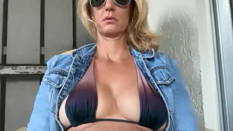 Snapshot of daisy9kat chatting on 02/11/26, 02:00 Daisy137 online show from 02/11/26, 02:00