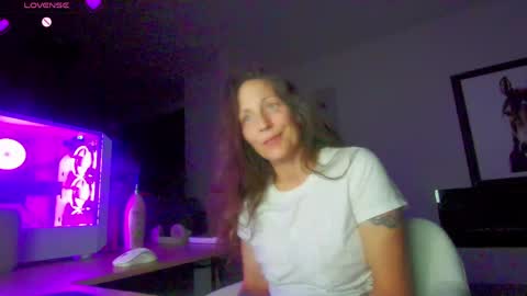 Snapshot of daisy_dove chatting on 05/21/26, 03:46 Daisy online show from 05/21/26, 03:46