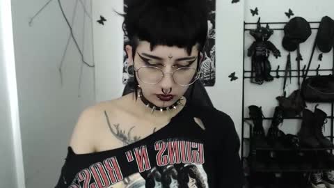 Snapshot of dakota_krall_ chatting on 10/19/25, 01:12 dakota online show from 10/19/25, 01:12