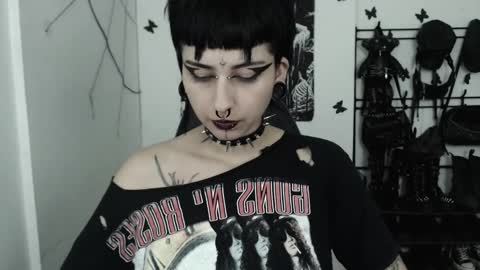 Snapshot of dakota_krall_ chatting on 10/23/25, 02:33 dakota online show from 10/23/25, 02:33