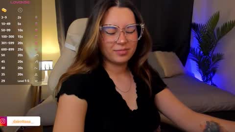 dakottaa__ online show from 12/03/25, 11:36