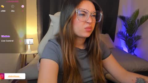 dakottaa__ online show from 02/10/26, 12:15