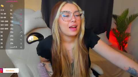 dakottaa__ online show from 06/25/26, 12:21