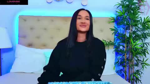 daliyaa_ online show from 10/03/25, 12:02