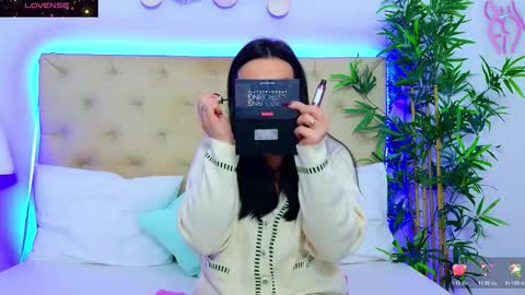 daliyaa_ online show from 11/13/25, 12:37