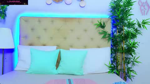 daliyaa_ online show from 11/25/25, 01:11