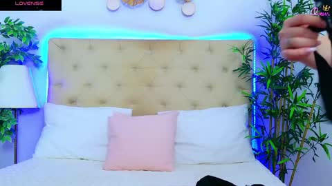 daliyaa_ online show from 04/17/26, 11:57