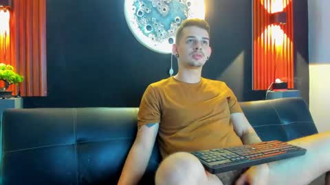 Snapshot of damian__oliver chatting on 01/17/25, 04:49 Damian Oliver online show from 01/17/25, 04:49