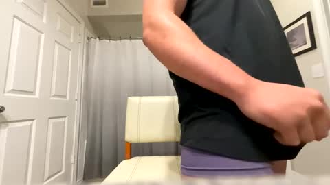 Snapshot of damnimhandsome25 chatting on 02/17/25, 06:26 Clyde online show from 02/17/25, 06:26