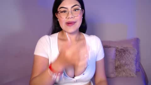 Snapshot of daniela_valencia chatting on 02/18/25, 05:10 Lucia online show from 02/18/25, 05:10