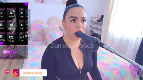Snapshot of danielacortes03 chatting on 07/10/26, 06:10 I think I will close this page please leave me a message if you want to know about me online show from 07/10/26, 06:10