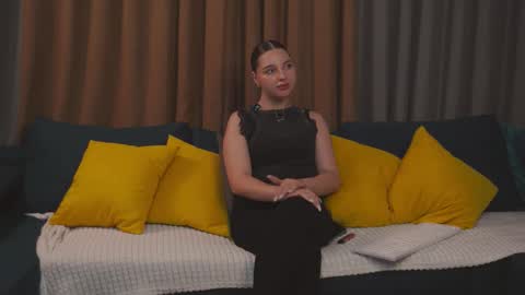 Hi my name is Daniela Im new here but I really like to chat online show from 11/04/25, 06:07