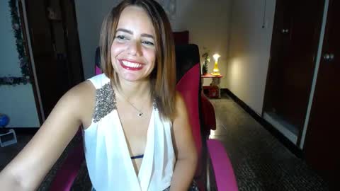 Snapshot of danielle_rose_ chatting on 02/03/25, 10:21 Angie online show from 02/03/25, 10:21