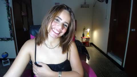 Snapshot of danielle_rose_ chatting on 02/11/25, 05:07 Angie online show from 02/11/25, 05:07