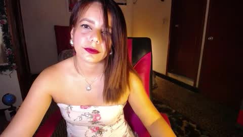 Snapshot of danielle_rose_ chatting on 10/22/25, 06:29 Angie online show from 10/22/25, 06:29