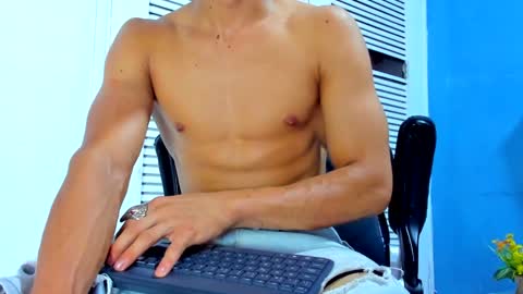 Snapshot of danii_scot chatting on 12/19/24, 10:13 Dani online show from 12/19/24, 10:13
