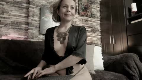 Snapshot of danna_johnson2 chatting on 12/13/24, 12:09 natalia online show from 12/13/24, 12:09