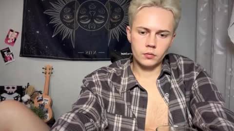 Snapshot of danny_love01 chatting on 10/24/25, 07:54 danny online show from 10/24/25, 07:54